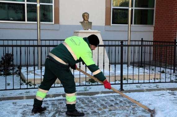 Keçiören’de okul çevrelerinde karla mücadele ve güvenli geçiş çalışması