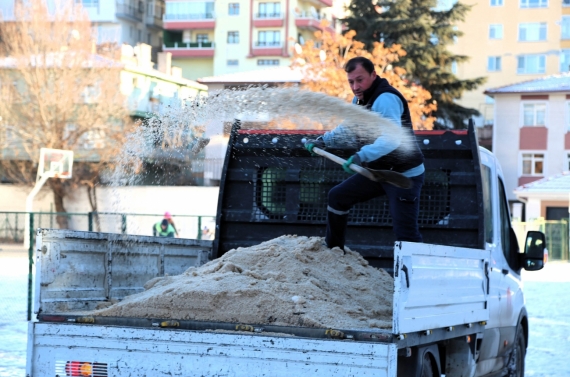 Keçiören’de okul çevrelerinde karla mücadele ve güvenli geçiş çalışması