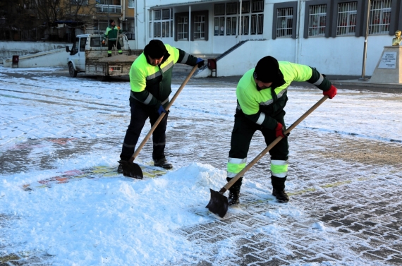 Keçiören’de okul çevrelerinde karla mücadele ve güvenli geçiş çalışması