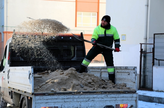 Keçiören’de okul çevrelerinde karla mücadele ve güvenli geçiş çalışması