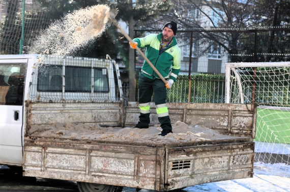 Keçiören’de okul çevrelerinde karla mücadele ve güvenli geçiş çalışması