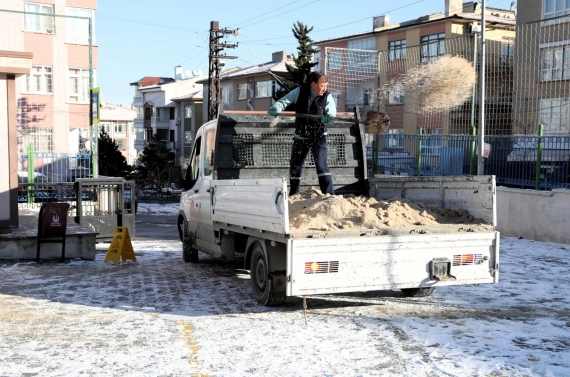 Keçiören’de okul çevrelerinde karla mücadele ve güvenli geçiş çalışması