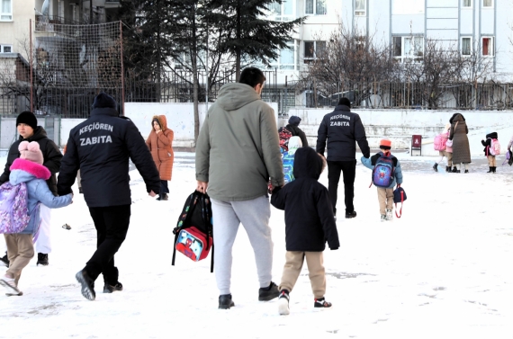 Keçiören’de okul çevrelerinde karla mücadele ve güvenli geçiş çalışması