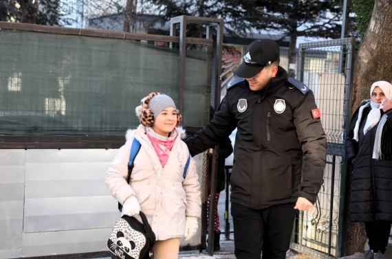 Keçiören’de okul çevrelerinde karla mücadele ve güvenli geçiş çalışması