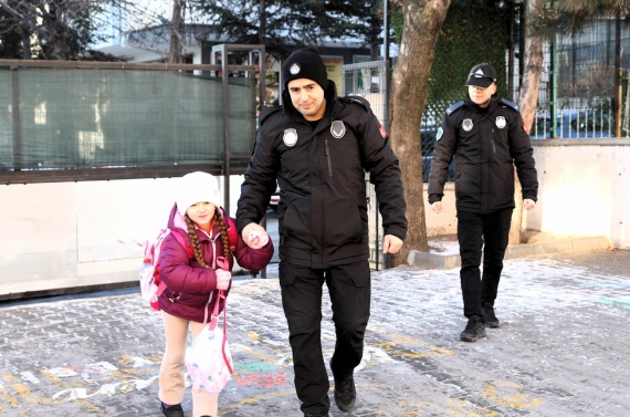 Keçiören’de okul çevrelerinde karla mücadele ve güvenli geçiş çalışması