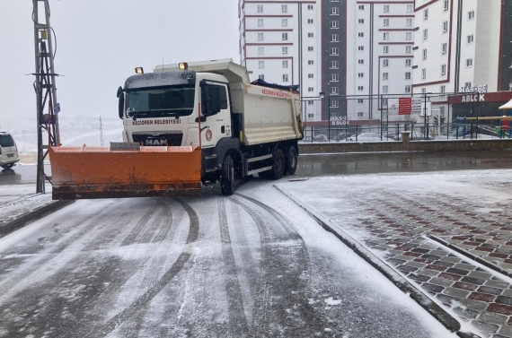 Keçiören’de sabaha kadar kar mesaisi