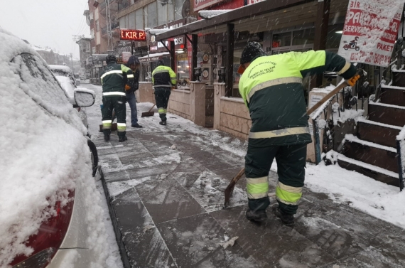 Keçiören’de sabaha kadar kar mesaisi