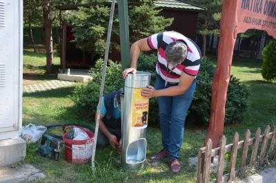 Keçiören’de sokak canlıları mama ve su kabıyla besleniyor