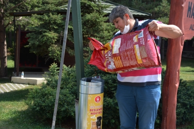 Keçiören’de sokak canlıları mama ve su kabıyla besleniyor