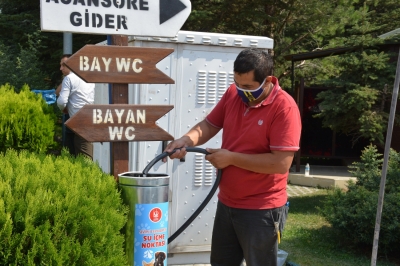 Keçiören’de sokak canlıları mama ve su kabıyla besleniyor