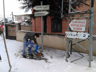 Keçiören’de sokak hayvanlarına kış yiyeceği