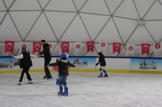 Keçiören’de ücretsiz buz pateni keyfi yoğun ilgi görüyor