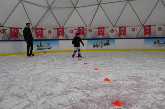Keçiören’de ücretsiz buz pateni keyfi yoğun ilgi görüyor