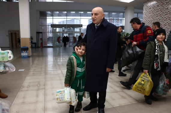 Keçiören’de yaşlı genç herkes tek yürek , 20 yardım tırı gönderildi