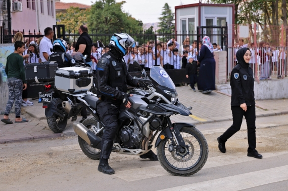 Keçiören’de zabıta ekipleri öğrencilerin güvenliği için sahada