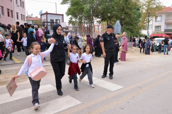 Keçiören’de zabıta ekipleri öğrencilerin güvenliği için sahada