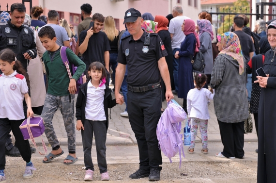 Keçiören’de zabıta ekipleri öğrencilerin güvenliği için sahada