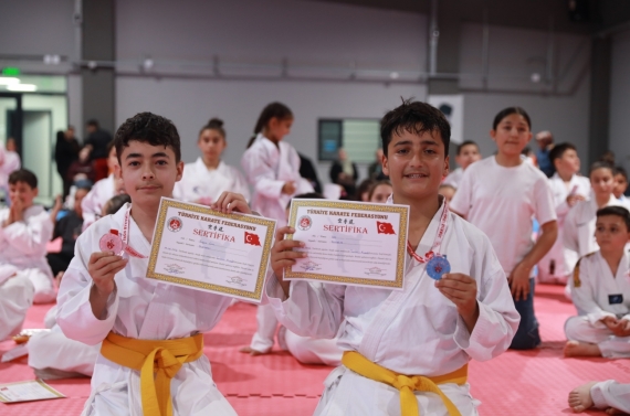 Keçiören’in altyapı sporcuları Karate Kuşak Sınavı’nda ter döktü