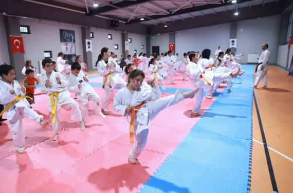 Keçiören’in altyapı sporcuları Karate Kuşak Sınavı’nda ter döktü