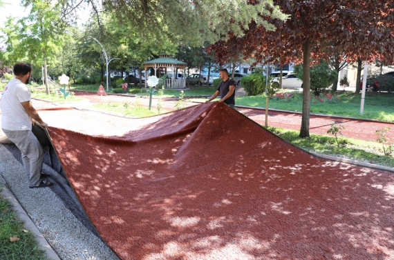 Keçiören’in parklarında yürüyüş yolları yenileniyor