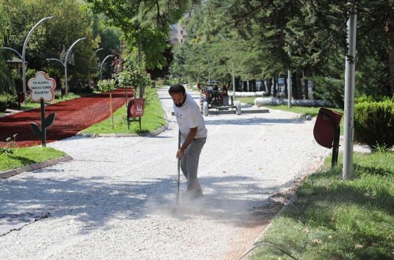 Keçiören’in parklarında yürüyüş yolları yenileniyor