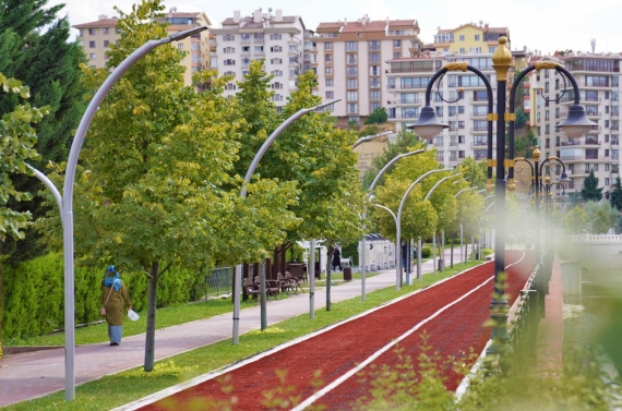Keçiören’in parklarında yürüyüş yolları yenileniyor