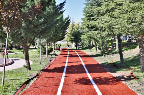 Keçiören’in parklarında yürüyüş yolları yenileniyor