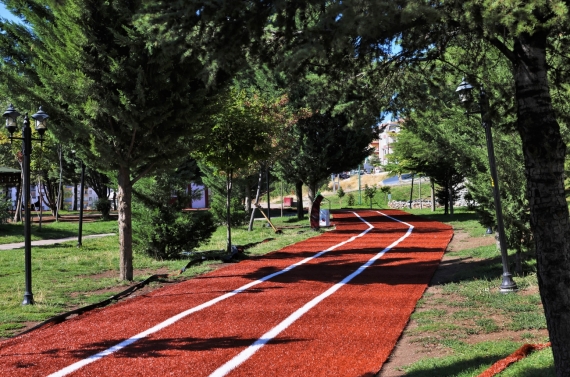Keçiören’in parklarında yürüyüş yolları yenileniyor