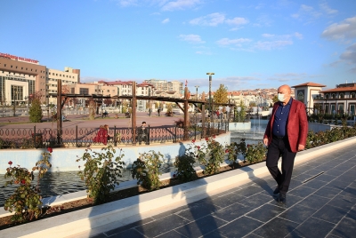 Keçiören’in renk cümbüşü: Türk Dünyası Su ve Gül Meydanı