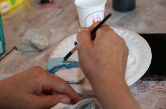 Keçiörenli kadınlar taş boyamayı öğrendiler