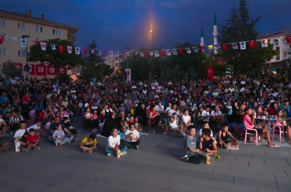 Keçiörenliler açık hava sinemasını sevdi