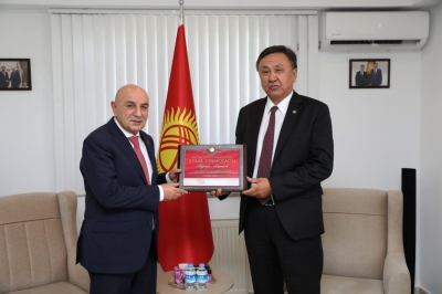 Kırgızistan Cumhurbaşkanı Caparov’dan Başkan Altınok’a devlet nişanı