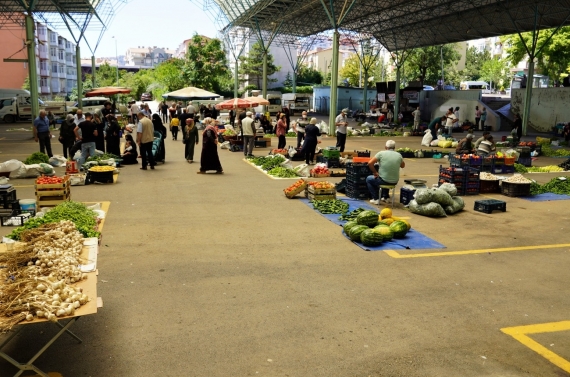 Köylü pazarında üreticiden tüketiciye taze sebze ve meyve