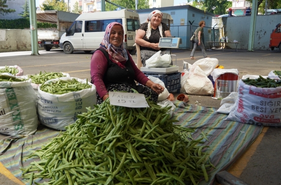 Köylü pazarında üreticiden tüketiciye taze sebze ve meyve