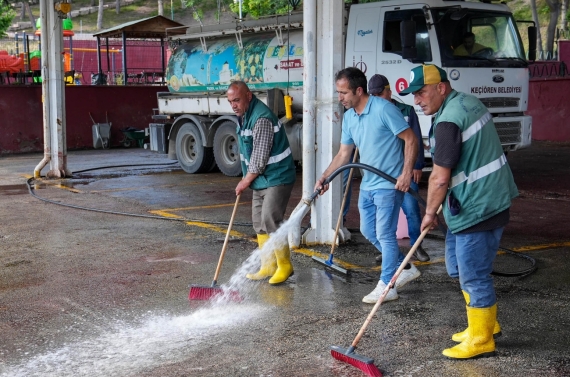 Kurban kesim alanlarında hummalı temizlik çalışması