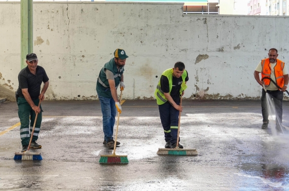 Kurban kesim alanlarında hummalı temizlik çalışması