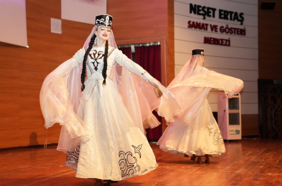 Kuzey Kafkasya Kültür ve Sanat Festivali renkli görüntülerle sona erdi