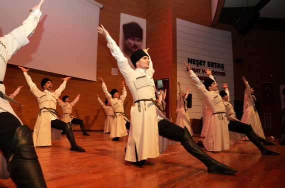 Kuzey Kafkasya Kültür ve Sanat Festivali renkli görüntülerle sona erdi