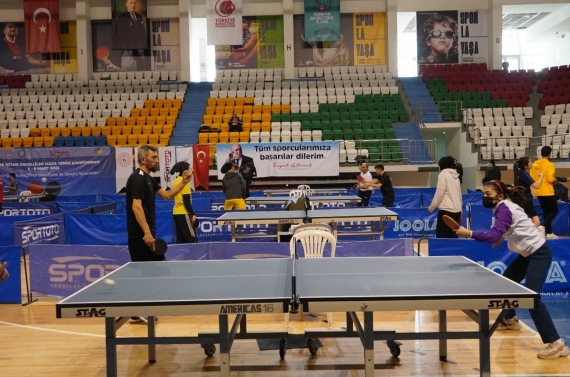 Masa tenisinin şampiyonları Keçiören’de belirlendi