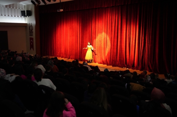 Masal Dünyası minik izleyicilerle buluştu