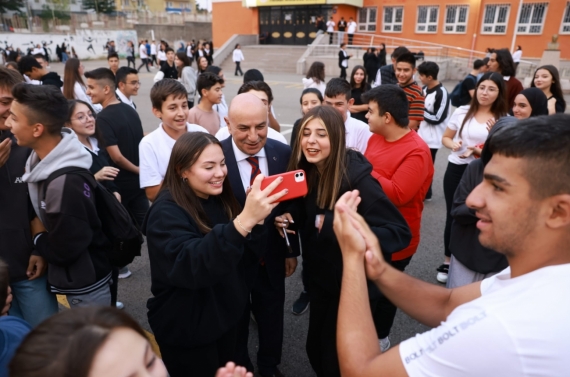 Öğrencilerden Başkan Altınok’a sevgi gösterisi