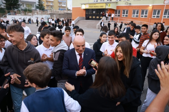 Öğrencilerden Başkan Altınok’a sevgi gösterisi