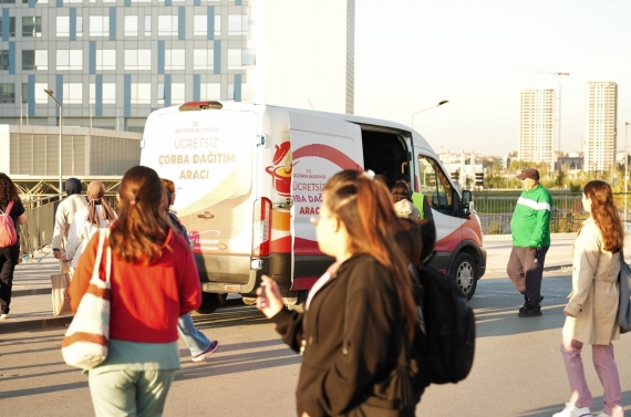 Öğrencilere ve işe gidenlere sıcak çorba