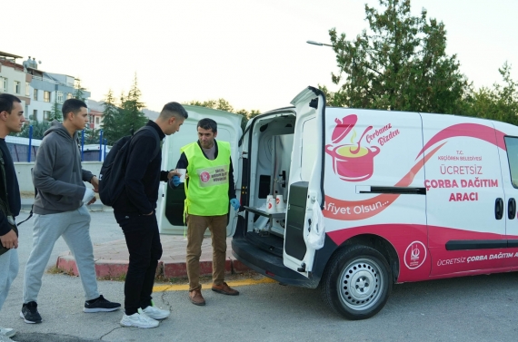 Öğrencilere ve işe gidenlere sıcak çorba