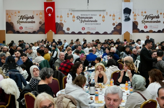 Önce berber ve kuaförlerle iftar yaptı sonra vatandaşlarla buluştu