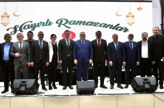 Önce berber ve kuaförlerle iftar yaptı sonra vatandaşlarla buluştu