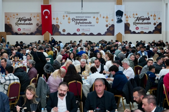 Önce berber ve kuaförlerle iftar yaptı sonra vatandaşlarla buluştu