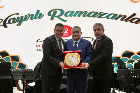 Önce berber ve kuaförlerle iftar yaptı sonra vatandaşlarla buluştu