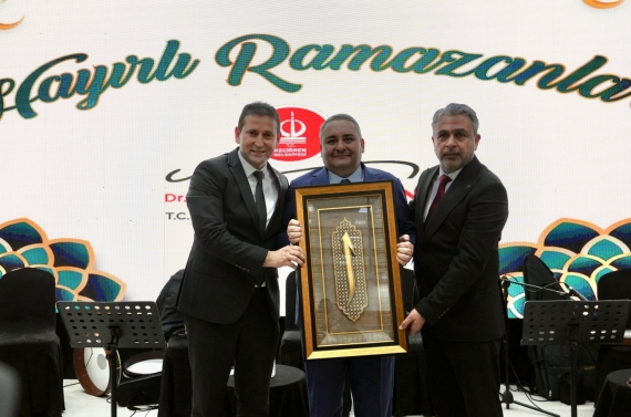 Önce berber ve kuaförlerle iftar yaptı sonra vatandaşlarla buluştu