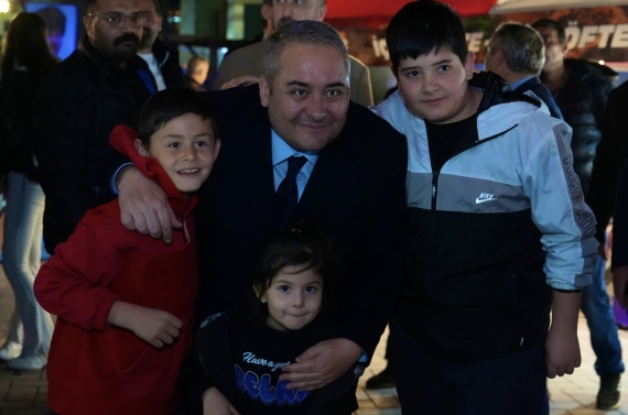 Önce berber ve kuaförlerle iftar yaptı sonra vatandaşlarla buluştu